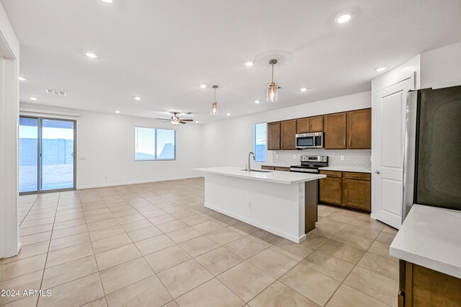 Foto del edificio - 25146 W Bowker St