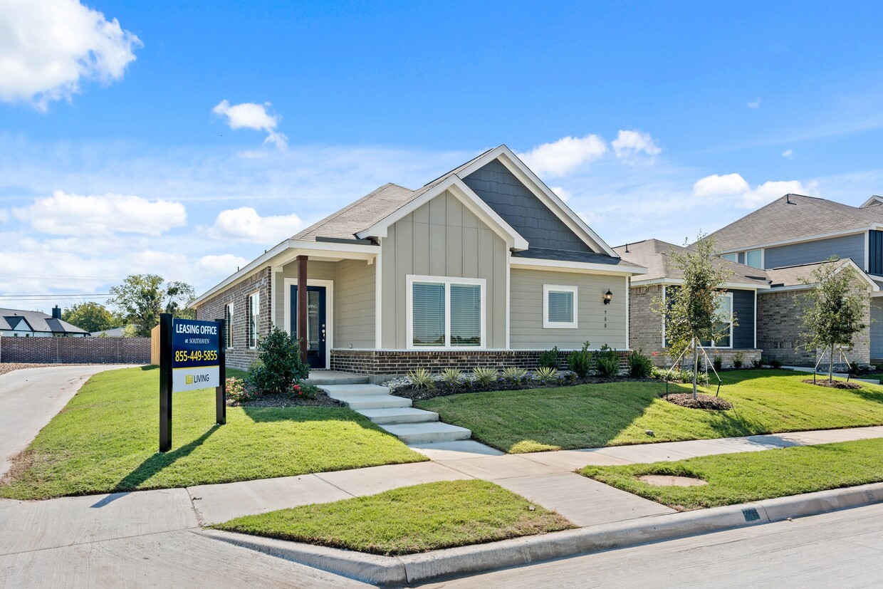 Primary Photo - 900 Camelia Grv Ct