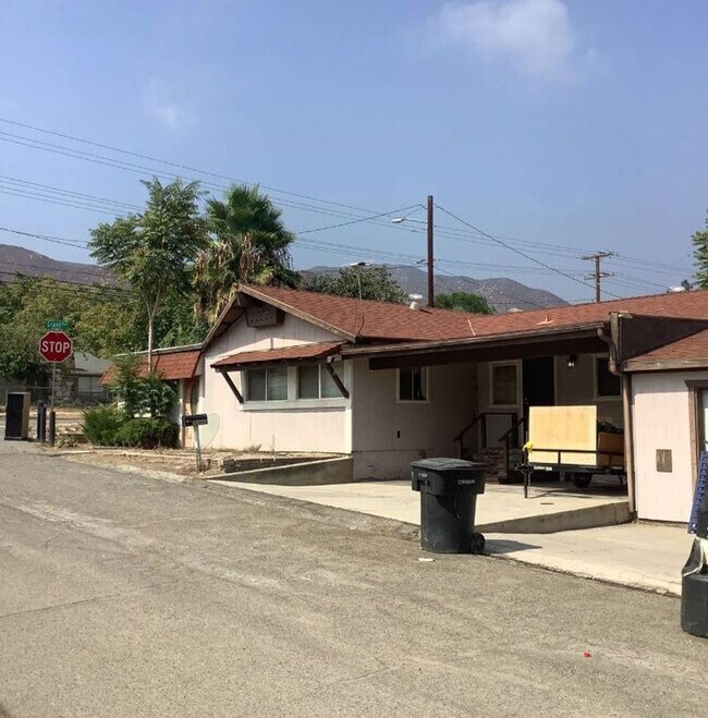 Building Photo - Spacious 3 Bed/2 Bath Home with Stunning L...
