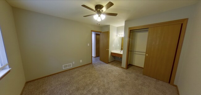 Foto del edificio - 3D Tour Available - Large Bedrooms + Pet Friendly + Washer & Dryer Included! Available August 1st!