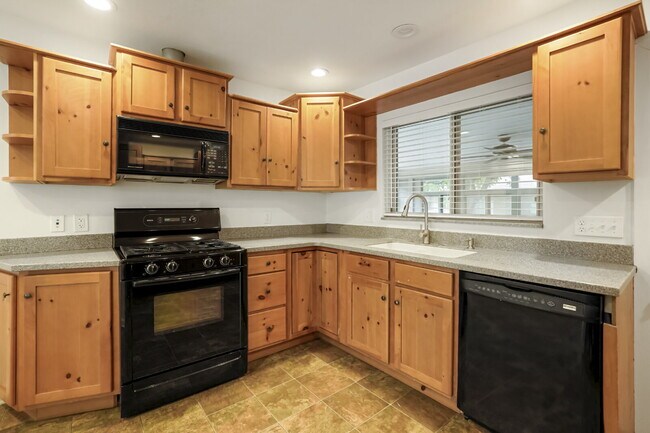 Building Photo - Two bedroom gem in the heart of Sloan's!