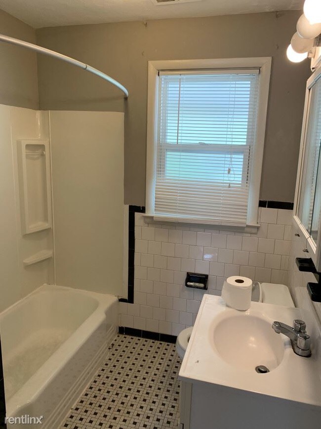 Building Photo - 2 br, 1 bath Apartment - 340 Stiemly Ave # B