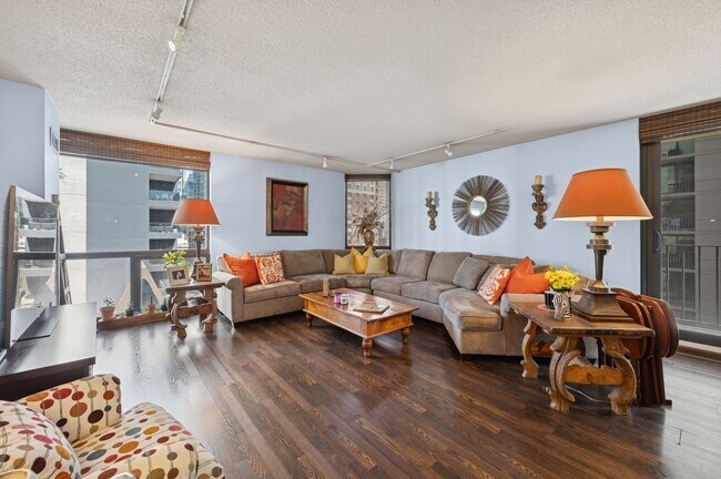 Foto del edificio - 70 W Huron St