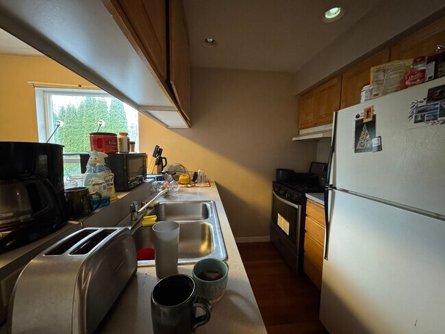 Building Photo - 3 Bed 1.5 Bath Townhouse w/ Garage Close t...