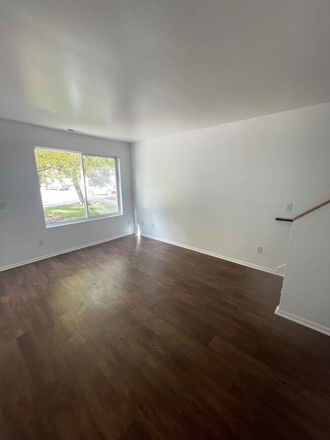 Foto del edificio - 2 Story Townhome in Rose Park - Get $200 O...