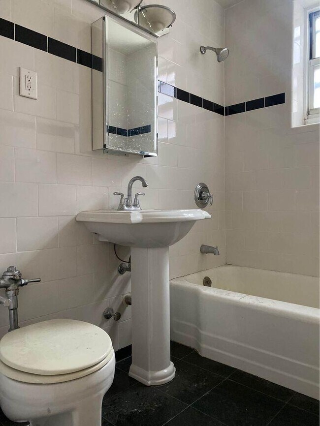 Foto del edificio - 67-41 Burns St