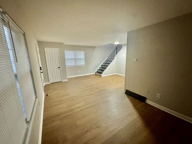 Building Photo - Chic 2-Bedroom Condo: Your Ideal Home in N...