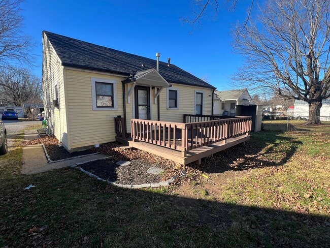 Building Photo - 2 Bedroom and 1 Bath Home