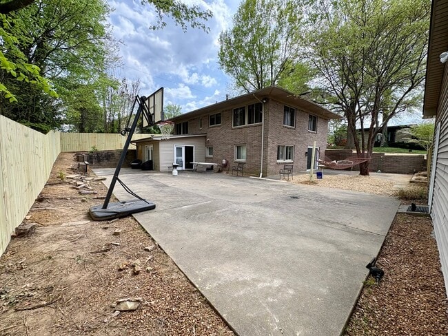 Building Photo - 732 Hillgate Rd