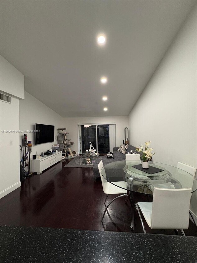 Foto principal - 4500 NW 107th Ave