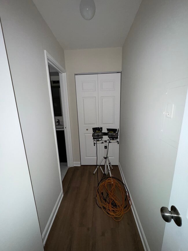 Building Photo - 5919 N Kenmore Ave