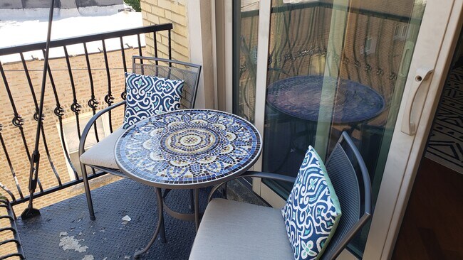 Front balcony - 1529 W Hollywood Ave