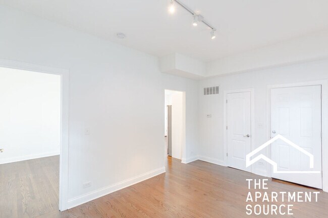 Building Photo - 2646 N Marshfield Ave