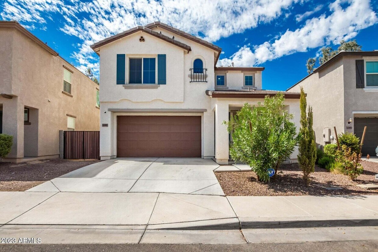 Primary Photo - Large 4 Bedroom 3 Bath Home!