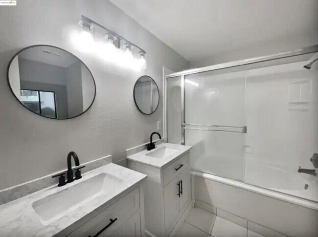 Foto del edificio - 39965 Parada St