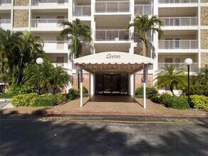 Building Photo - 2801 N Palm Aire Dr