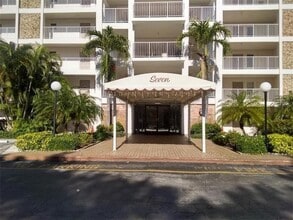 Building Photo - 2801 N Palm Aire Dr