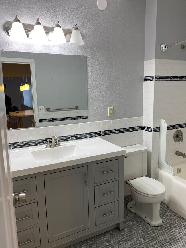 Foto del edificio - 4 bedroom 2 bath available 9/1/2023