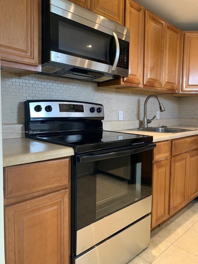 Building Photo - 3101 N Country Club Dr