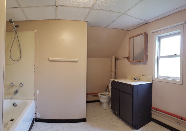 Baño espacioso - 514 Conley Ave S