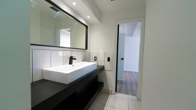 Foto del edificio - 321 Cornell Dr