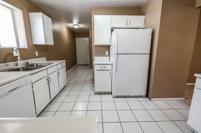 Building Photo - 3 BEDROOM HOUSE FOR RENT!!