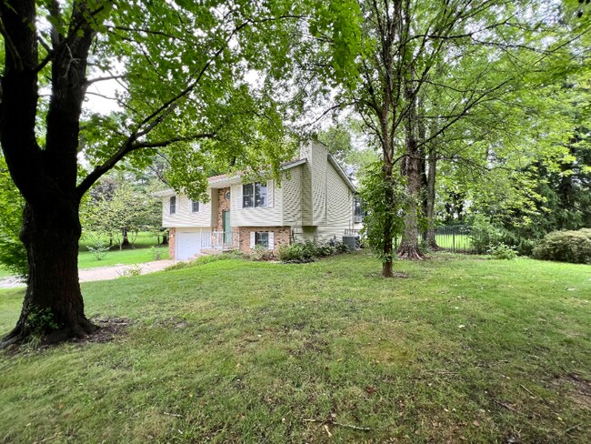 Building Photo - 1755 Fountainbleu Dr