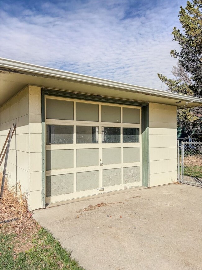 Building Photo - 3 bed 1 bath Laurel Home Available Now!