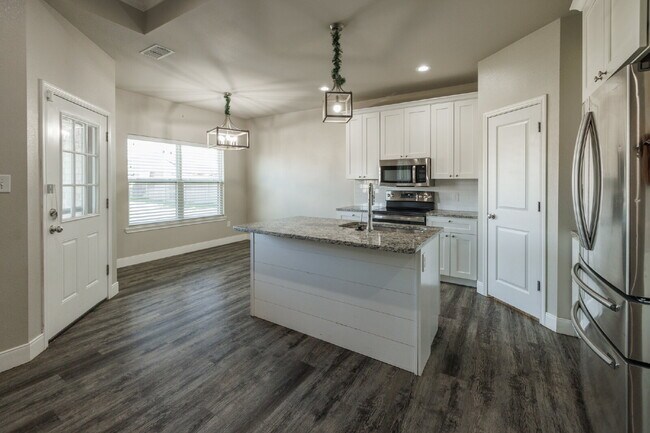 Foto del edificio - For Lease