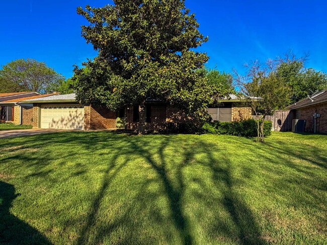 Foto del edificio - Charming 3-Bedroom Haven with Cozy Fireplace in North Richland Hills!