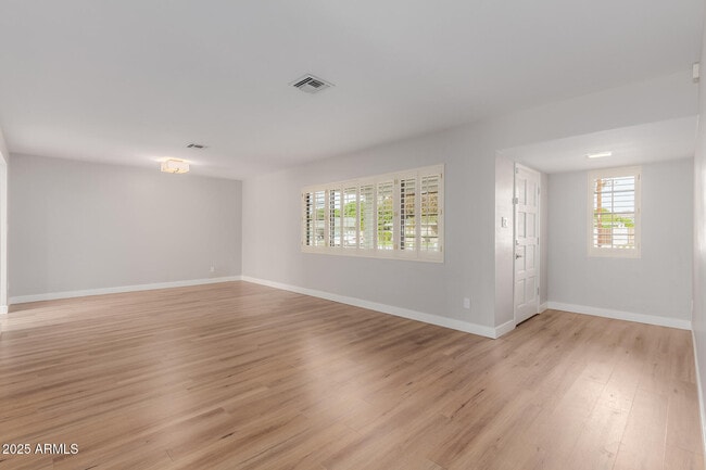 Foto del edificio - 5001 E Mitchell Dr