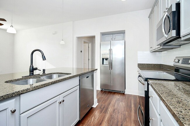 Beautiful 1-Bedroom Corner Unit - Just min... - Beautiful 1-Bedroom Corner Unit - Just min... House