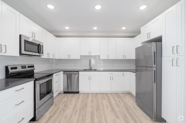 4BR, 2BA - 1150SF Kitchen - Ludlow 43 Apartments