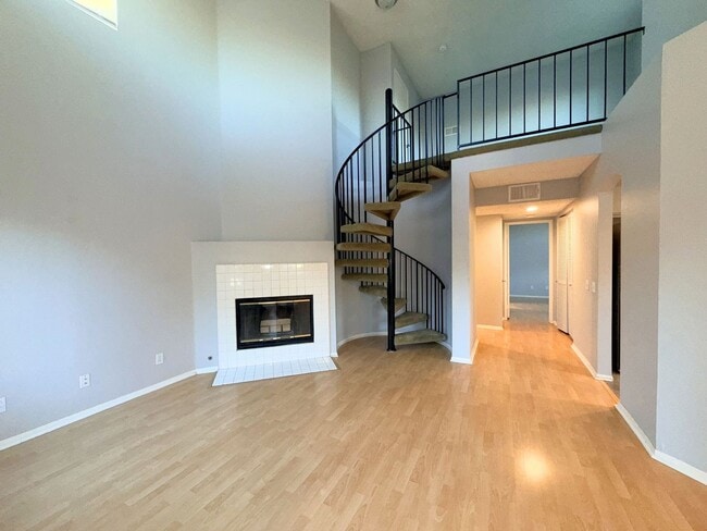 Foto del edificio - Ontario Condo in Gated community