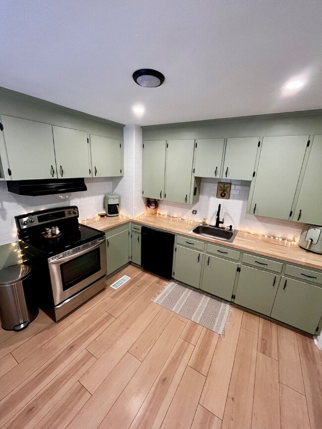 Photo - Gorgeous updated 2 bedroom in Perrymont/Sandusky with off street parking. Apartment