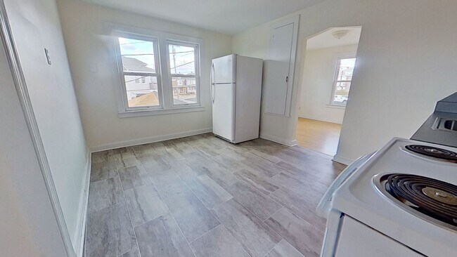 Building Photo - 2nd Floor Apartment
