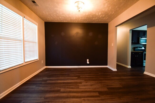 Foto del edificio - Coming Soon! 3 Bedroom 2 Bathroom- Pets Considered