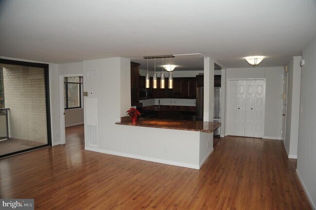 Foto del edificio - 5225 Pooks Hill Rd