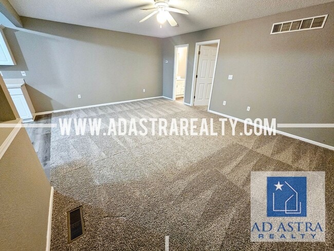 Building Photo - 2 Bedroom 2 Bath Townhouse in North Kansas...
