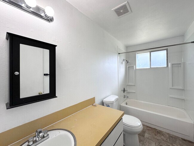Building Photo - GRESHAM STATION! - 3 Bed 2 Bath with Doubl...