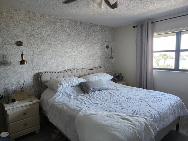 Foto del edificio - 7050 Sunset Dr S