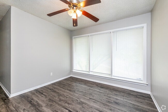 1BR, 1BA - Reno/809SF - Dining Room - Emerald Hills Apartments