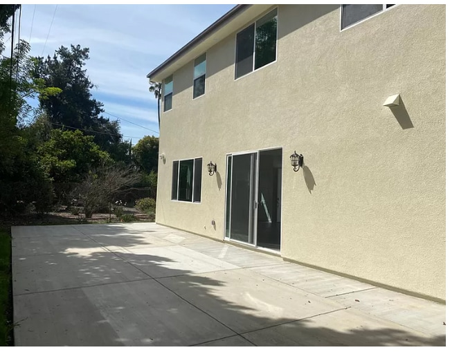 Building Photo - 6926 Encino Ave