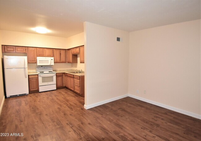 Building Photo - 123 Hardy Dr