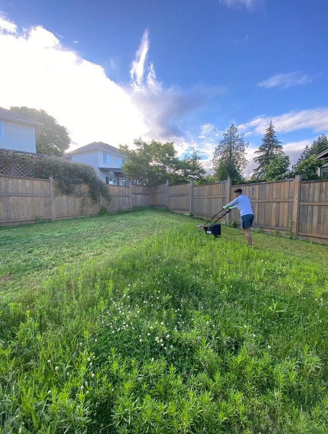 Building Photo - 16473 103 Av