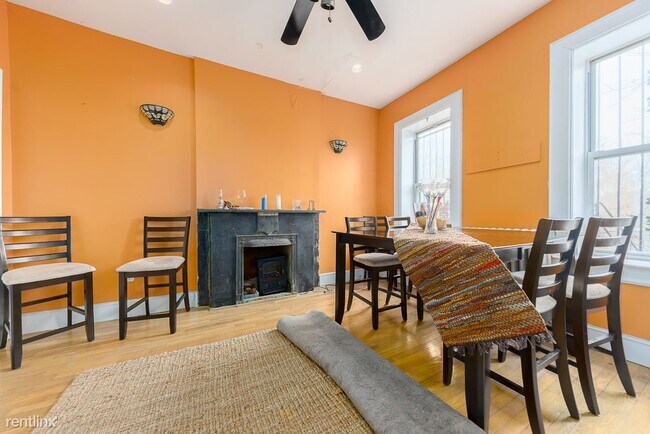 Building Photo - 3 br, 1 bath Townhome - 565 Quincy St