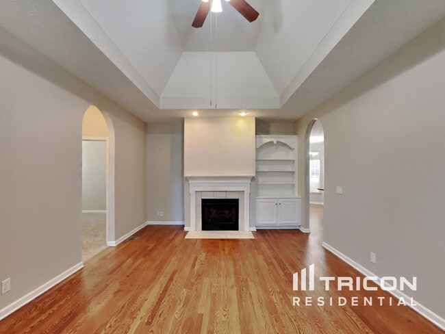 Building Photo - 316 Lone Oak Dr
