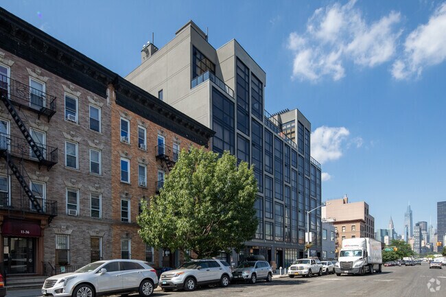 Foto del edificio - 11-12 44th Dr