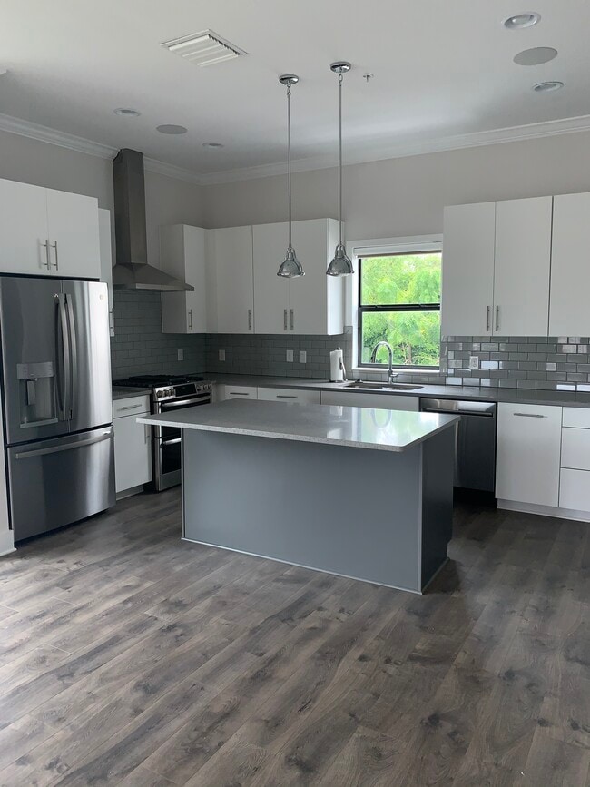 Kitchen - 946 Highland Ave