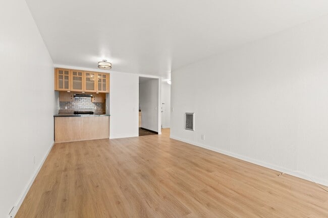 Building Photo - Modern 1-Bed w/ Balcony & Views Near Piedmont